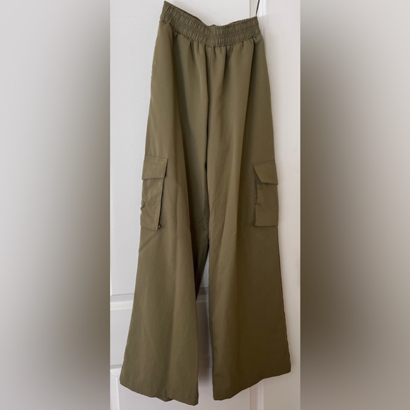 Lightweight pull-on cargo pants cut in a wide-leg - Picture 2 of 7